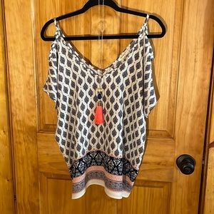 🔥2 for $14 Sale! 🔥👚The Outfit Cold Shoulder Top, EUC, Size M